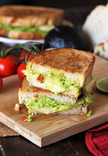 Guacamole-sandwich Cut-in-Half