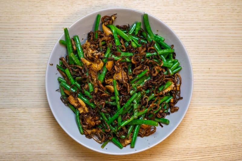 Green-Beans-and-Mushrooms-with-Crispy-Shallots